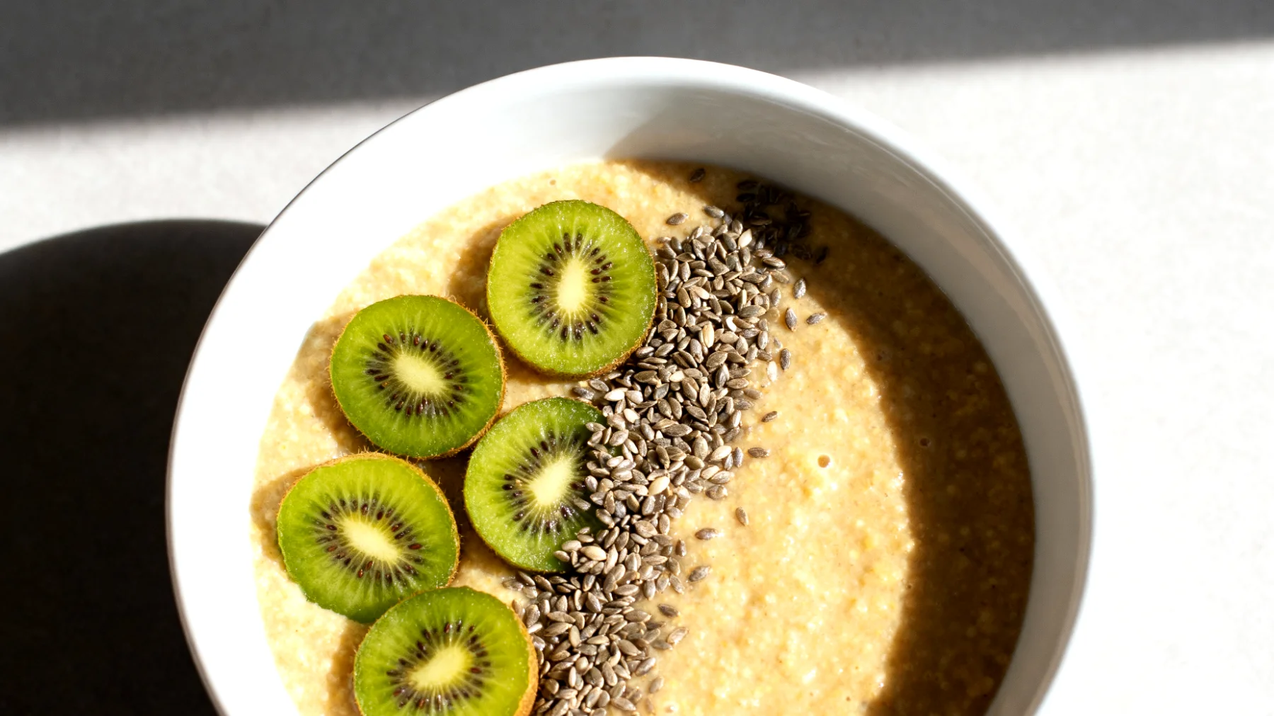Amaranth-Pudding mit Hanfsamen und Kiwibeeren"