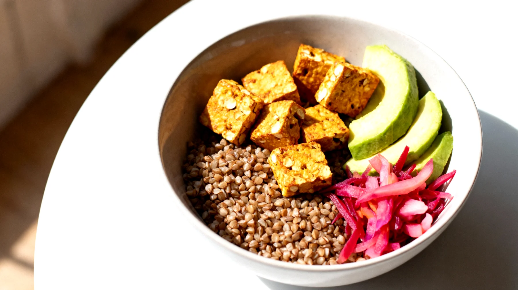 Buchweizen-Bowl mit geröstetem Tempeh, Avocado und fermentiertem Gemüse"