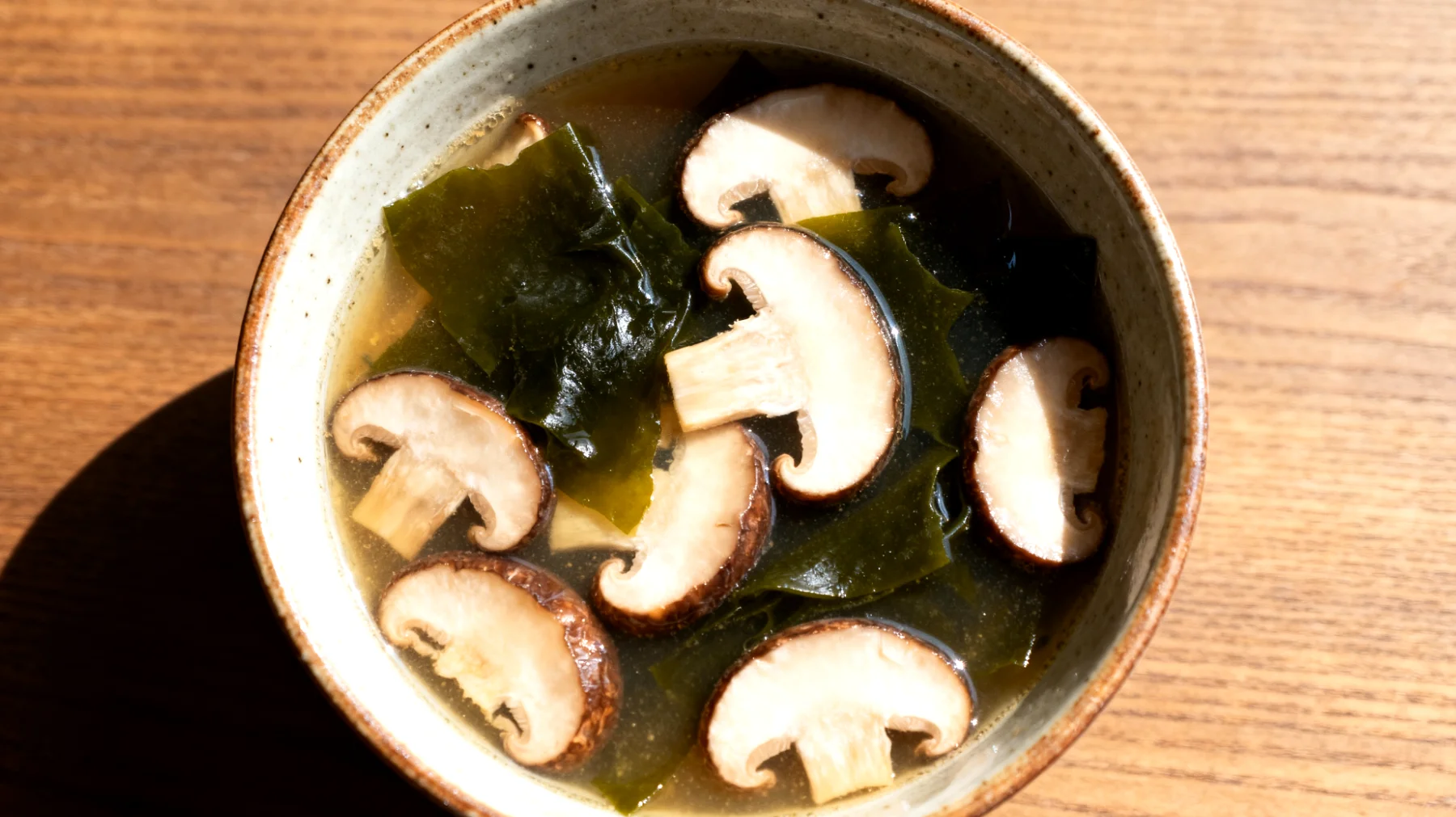 Miso-Suppe mit Shiitake-Pilzen und Wakame-Algen"