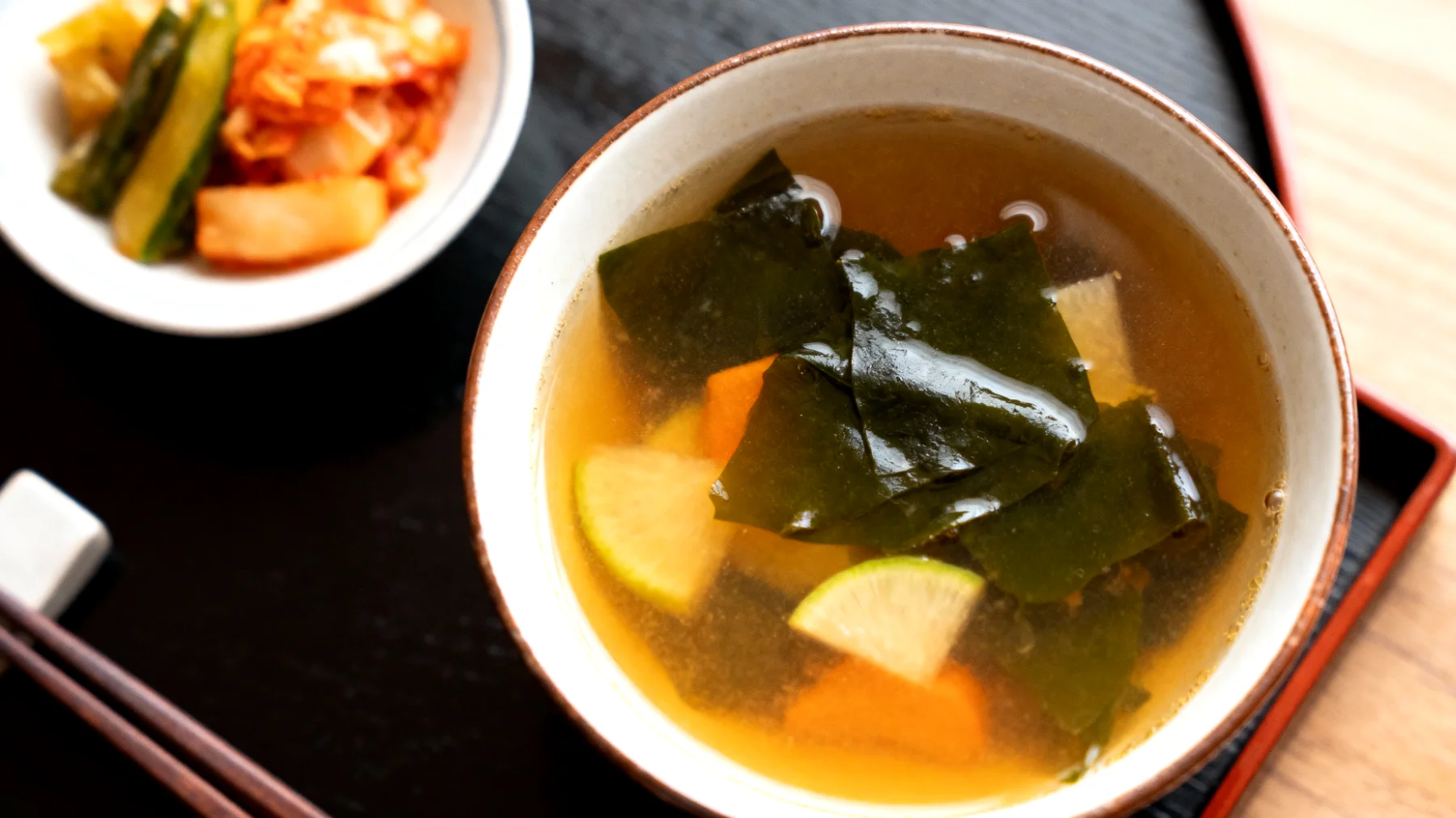 Miso-Suppe mit Wakame-Algen und fermentiertem Gemüse"