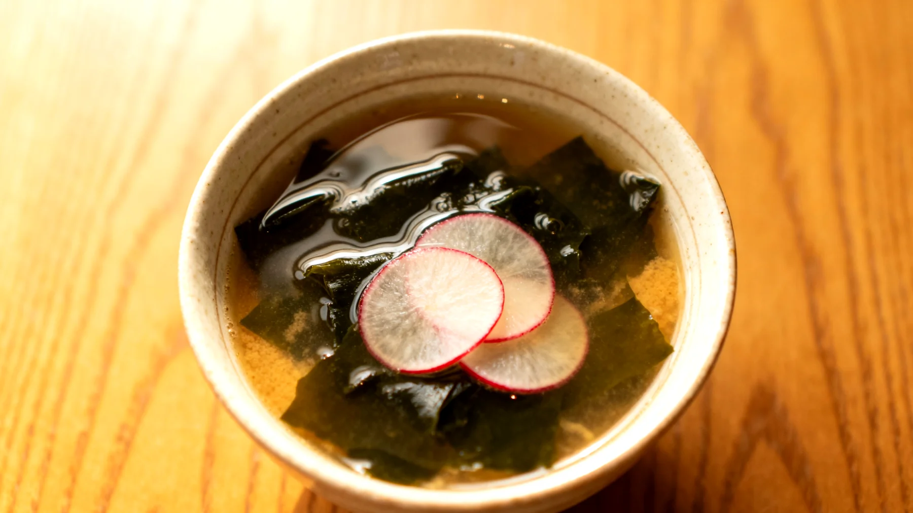 Miso-Suppe mit Wakame-Algen und fermentierten Radieschen"